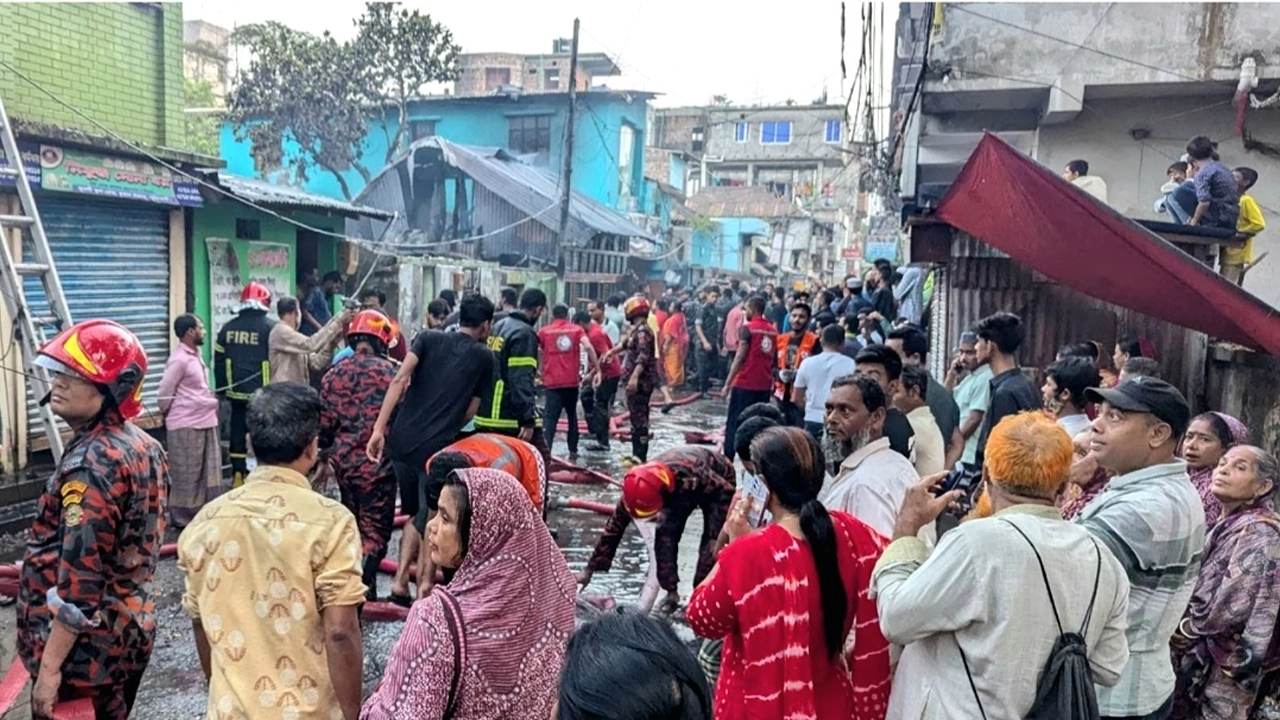 ফায়ার সার্ভিস ও স্থানীয়দের সহযোগিতায় আগুন নেভানো হয়। ছবি : কালবেলা