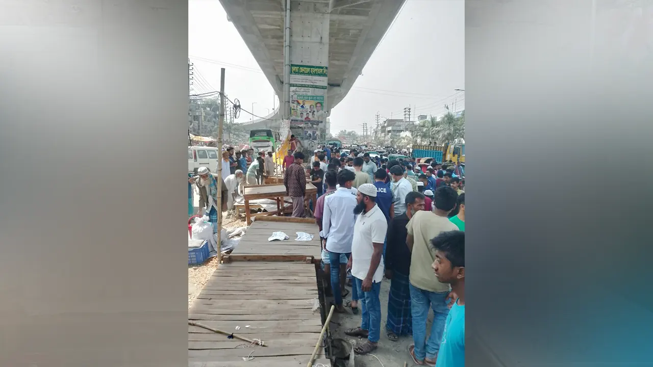 নারায়ণগঞ্জের রূপগঞ্জে ফুটপাত দখলমুক্ত করতে উচ্ছেদ অভিযান পরিচালনা করে উপজেলা প্রশাসন। ছবি : কালবেলা
