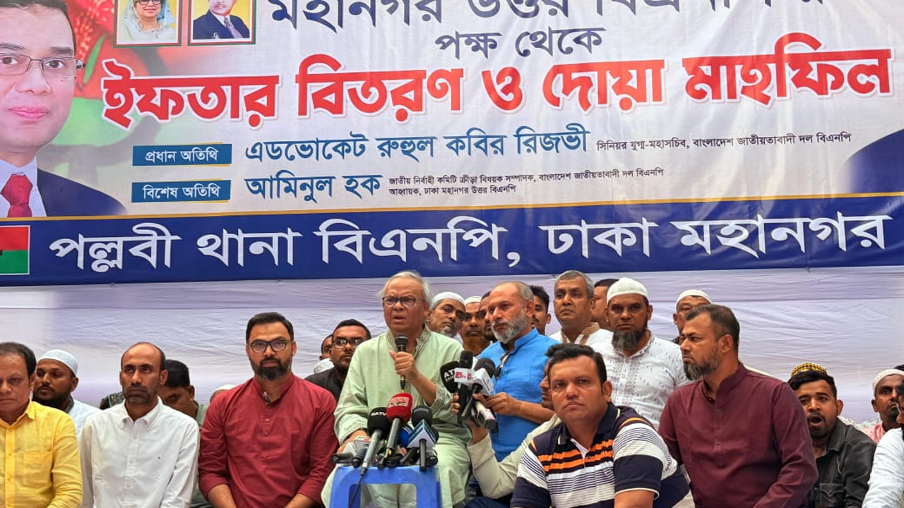 পল্লবীতে থানা বিএনপির উদ্যোগে ইফতারসামগ্রী বিতরণ ও দোয়া মাহফিলে বক্তব্য দেন রুহুল করির রিজভী। ছবি : কালবেলা