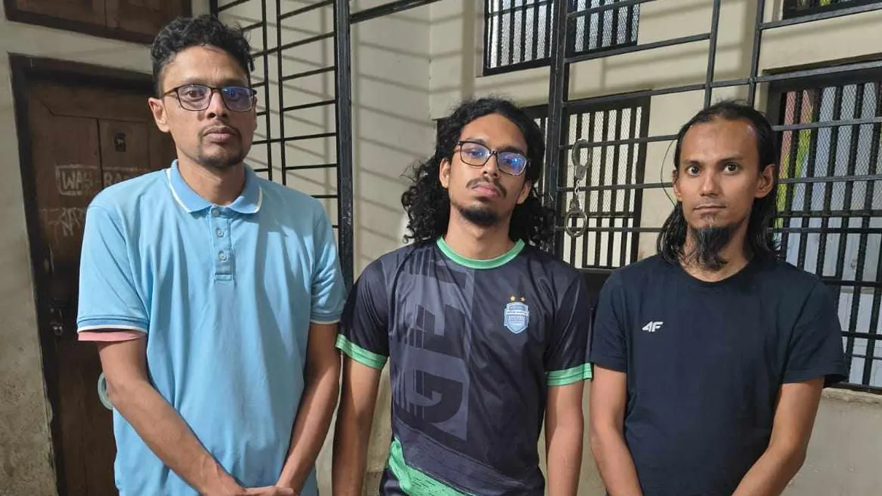 গ্রেপ্তারকৃত মনিরুল ইসলাম (৪০), মোহতাসিন বিল্লাহ (৪০) ও মাহমুদুল হাসান (২১)। ছবি : কালবেলা