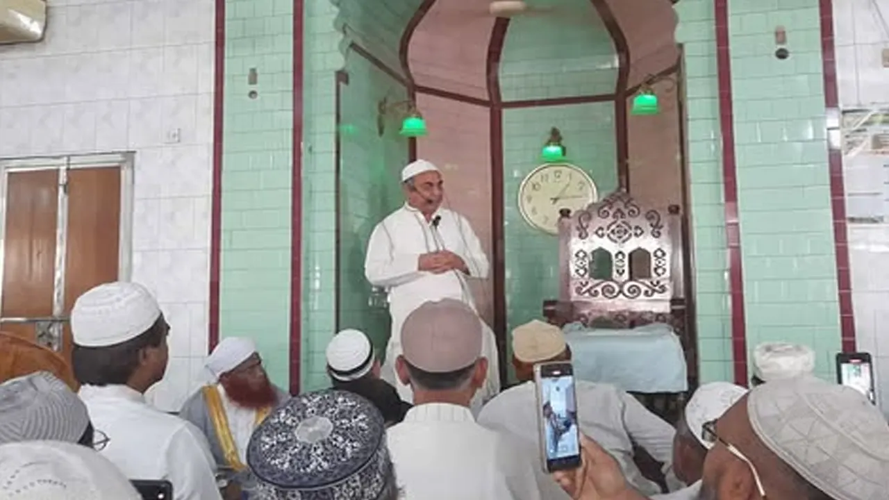 খিলগাঁও চৌরাস্তা জামে মসজিদে জুমার নামাজ শেষে মুসল্লিদের উদ্দেশ্যে বক্তব্য রাখছেন মির্জা আব্বাস। ছবি : কালবেলা