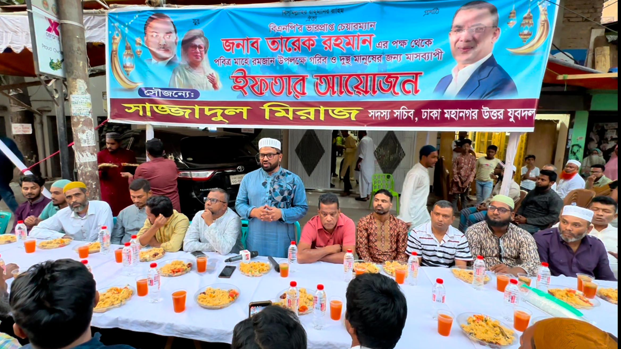 গরিব-দুস্থদের নিয়ে ইফতার করেছেন যুবদল নেতা মিরাজ। ছবি : কালবেলা
