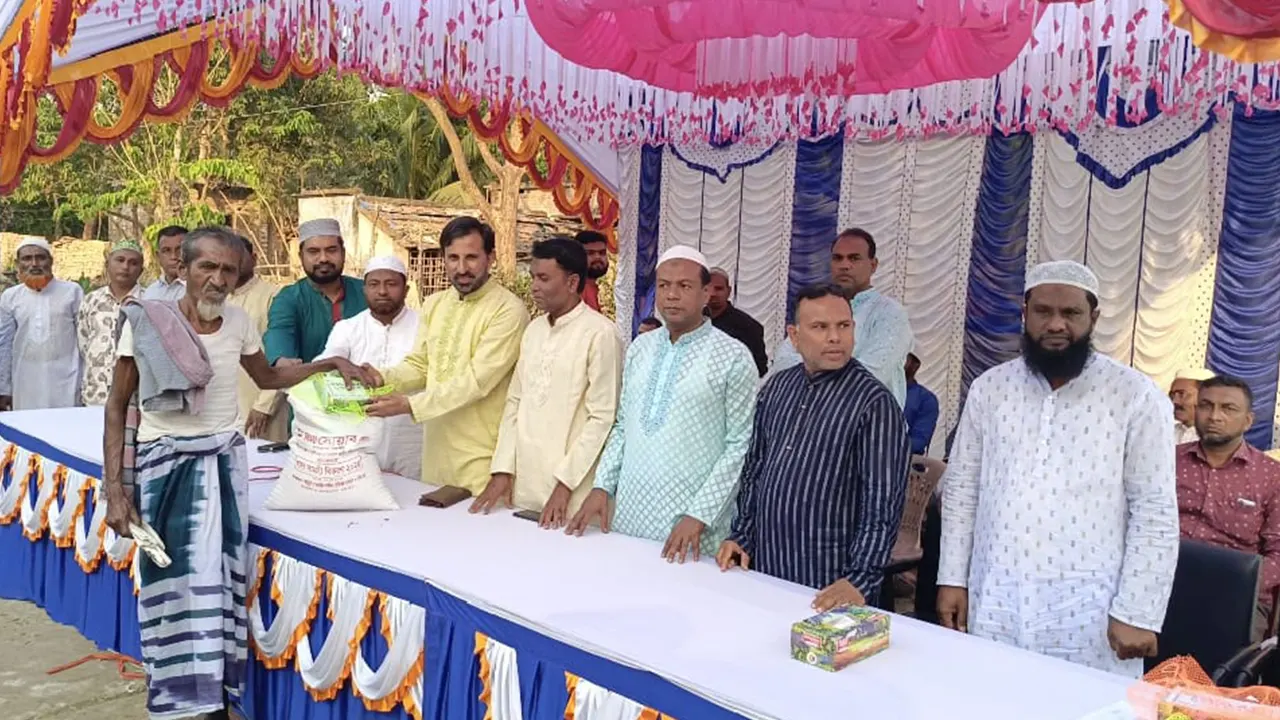 ইফতার ও খাদ্য বিতরণ করে সোয়াব সংস্থা। ছবি : কালবেলা