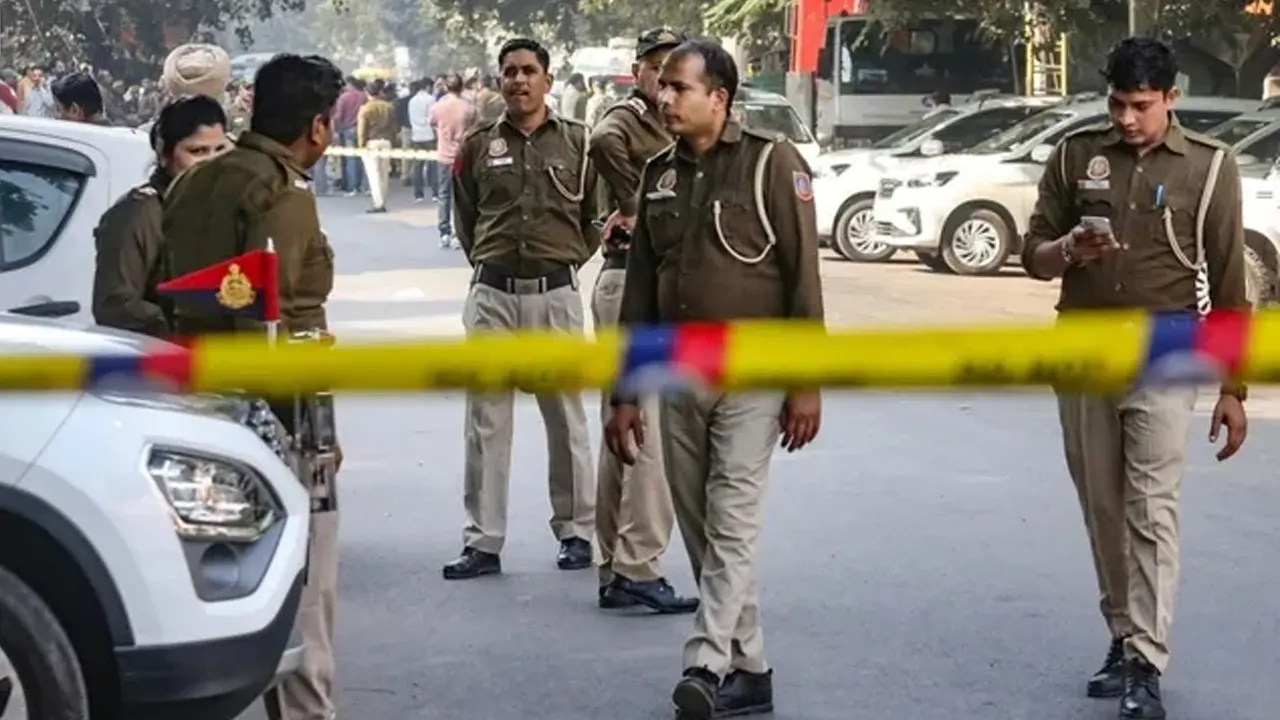 পুলিশের ব্যারিকেড। ছবি : সংগৃহীত