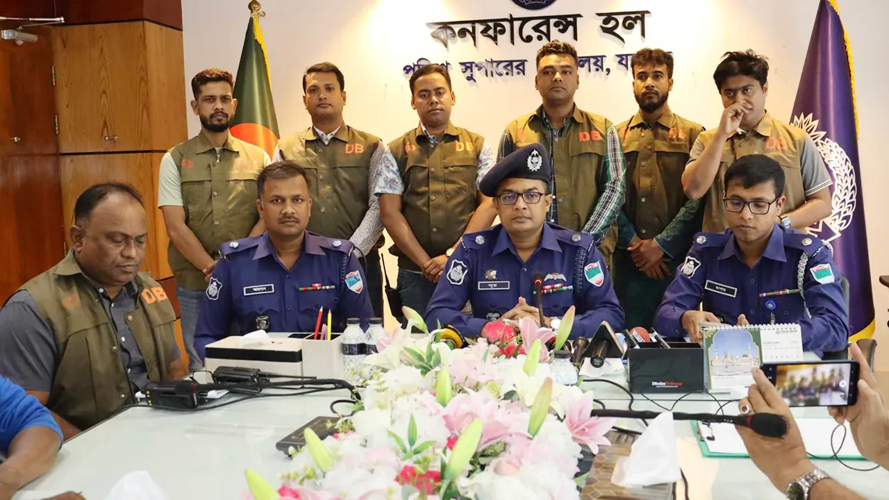স্ত্রীর দিকে দৃষ্টি দেওয়ায় খালুর চোখ তুলল যুবক