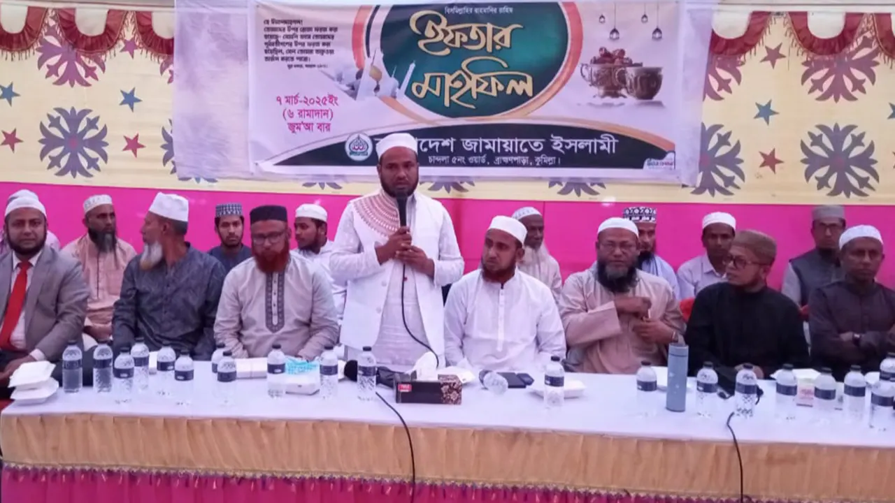 ব্রাহ্মণপাড়ায় ইফতার মাহফিলে প্রধান অতিথির বক্তব্য দেন অ্যাডভোকেট ড. মোবারক হোসাইন। ছবি : কালবেলা
