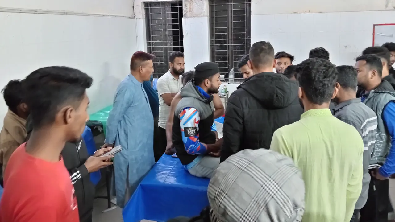 আহতদের চিকিৎসার জন্য হাসপাতালে নেওয়া হয়। ছবি : কালবেলা