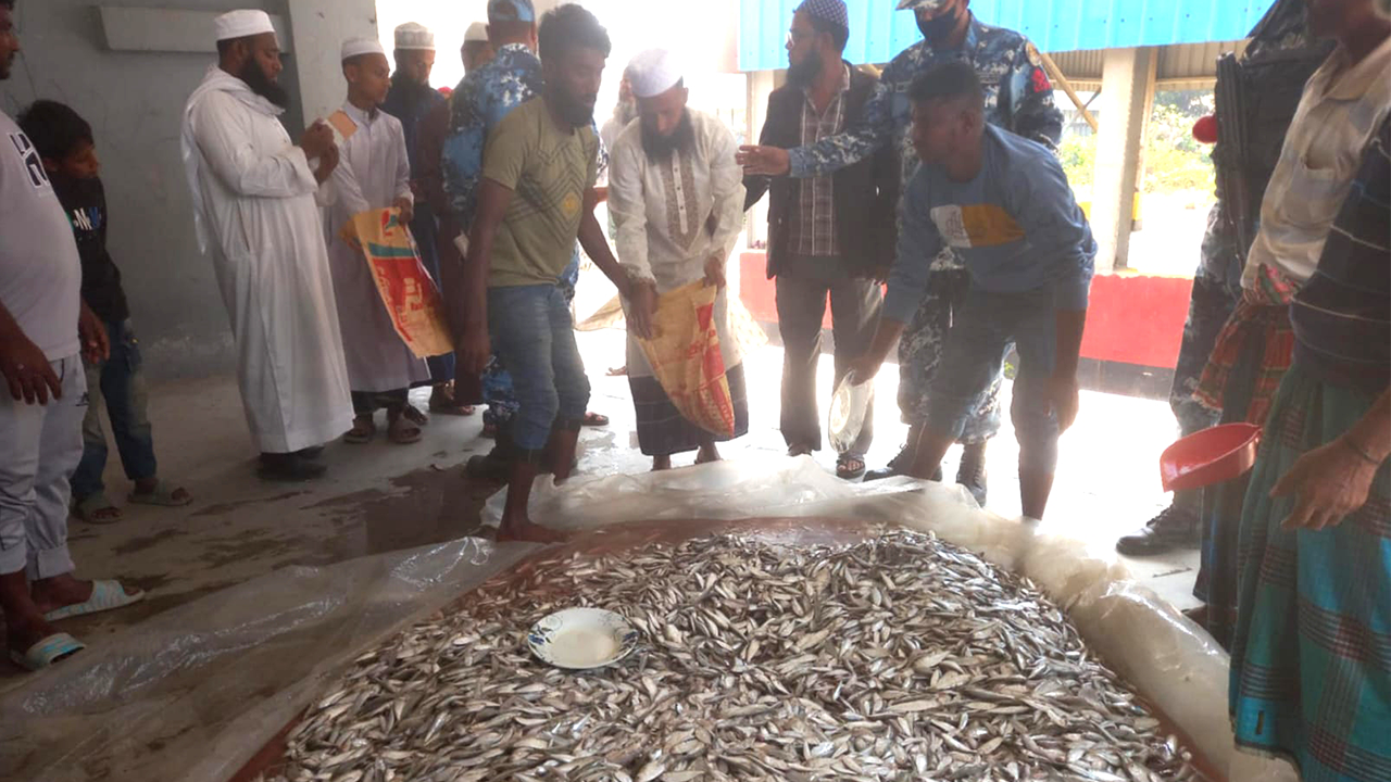 যাত্রীবাহী লঞ্চ থেকে ২৫ মণ জাটকা জব্দ করে এতিমখানায় বিতরণ। ছবি : কালবেলা