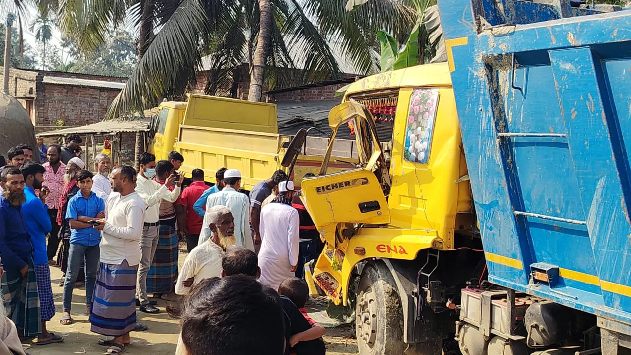 দাঁড়িয়ে থাকা ট্রাকের পেছন ধাক্কা দেয় ড্রাম ট্রাক। ছবি : কালবেলা