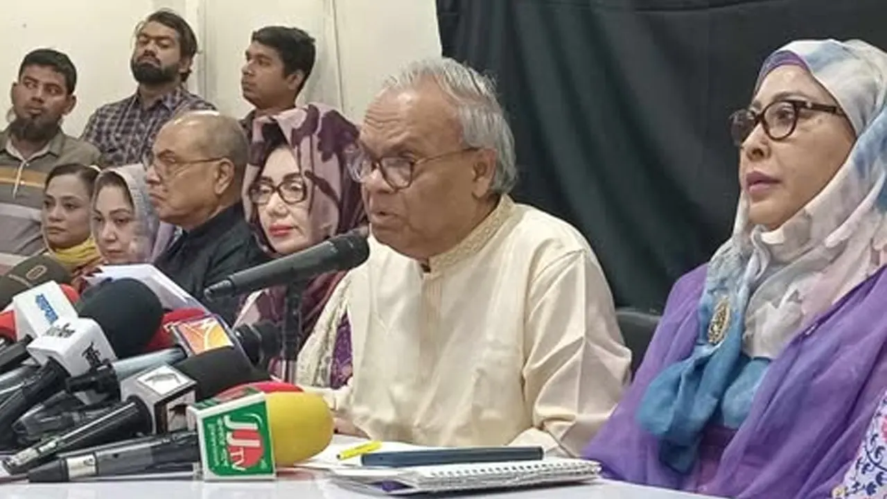 বিএনপির কেন্দ্রীয় কার্যালয়ে সংবাদ সম্মেলনে বক্তব্য রাখেন দলটির সিনিয়র যুগ্ম মহাসচিব রুহুল কবির রিজভী। ছবি : কালবেলা