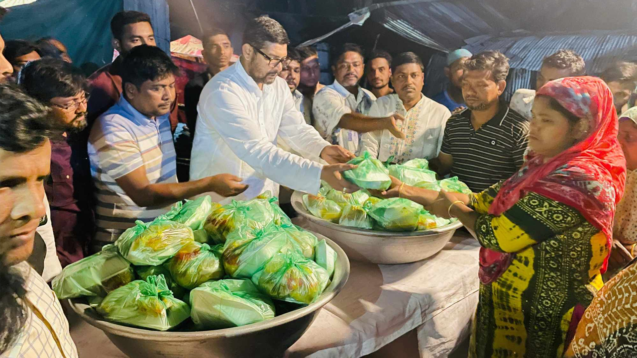 ক্ষতিগ্রস্তদের মাঝে সহায়তা প্রদানকালে ঢাকা মহানগর উত্তর যুবদলের আহ্বায়ক শরিফ উদ্দীন জুয়েল। ছবি : কালবেলা
