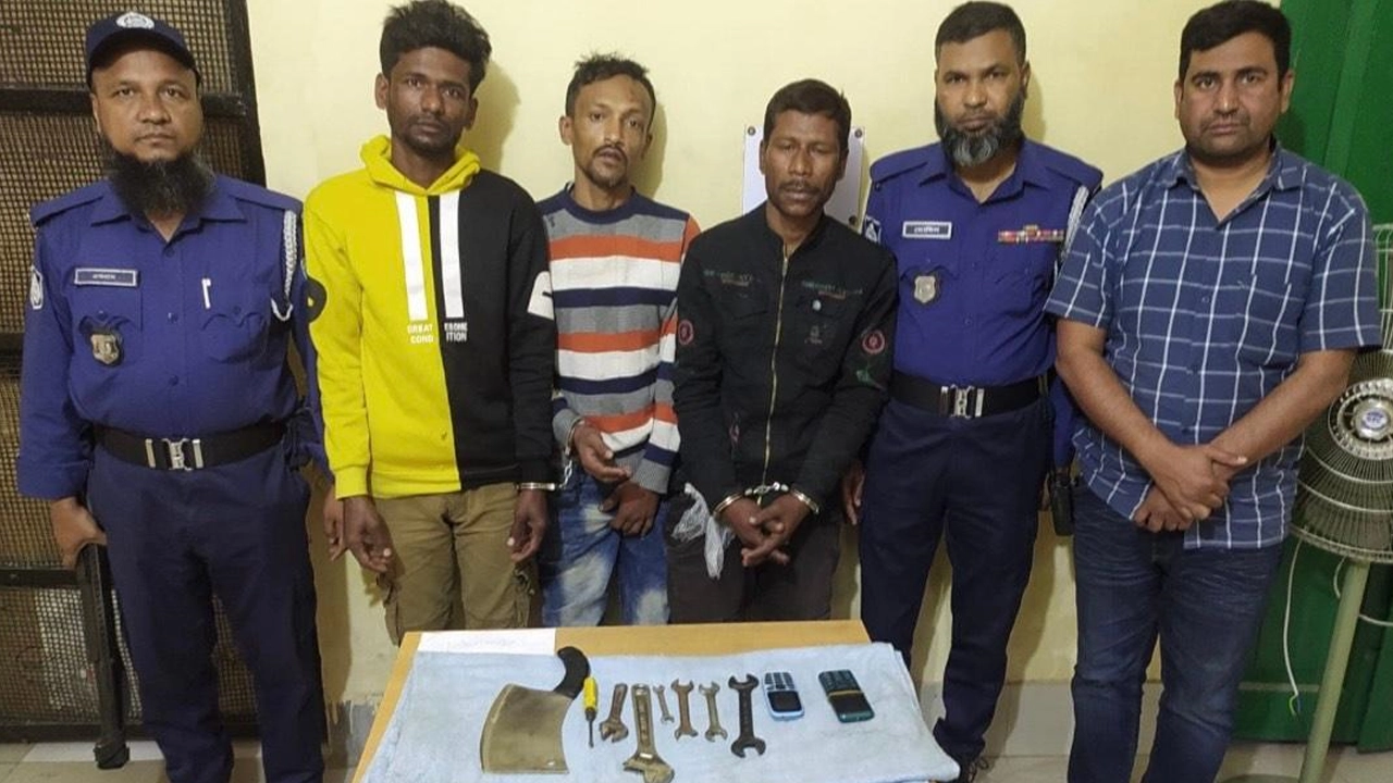 পুলিশের হাতে গ্রেপ্তার তিনজন। ছবি : কালবেলা