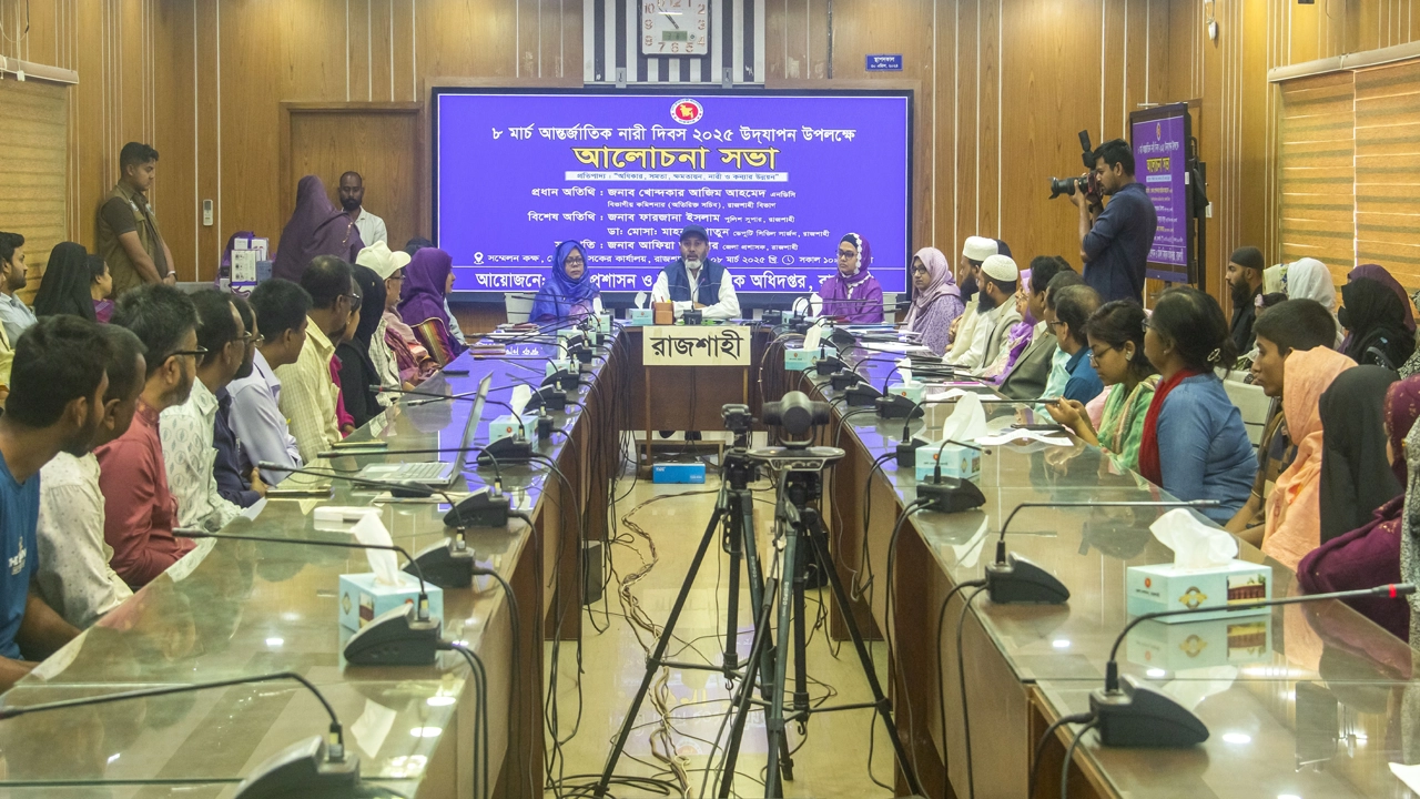 আন্তর্জাতিক নারী দিবস উপলক্ষে অনুষ্ঠিত আলোচনা সভায় বক্তব্য রাখছেন রাজশাহী বিভাগীয় কমিশনার খোন্দকার আজিম আহমেদ। ছবি : কালবেলা