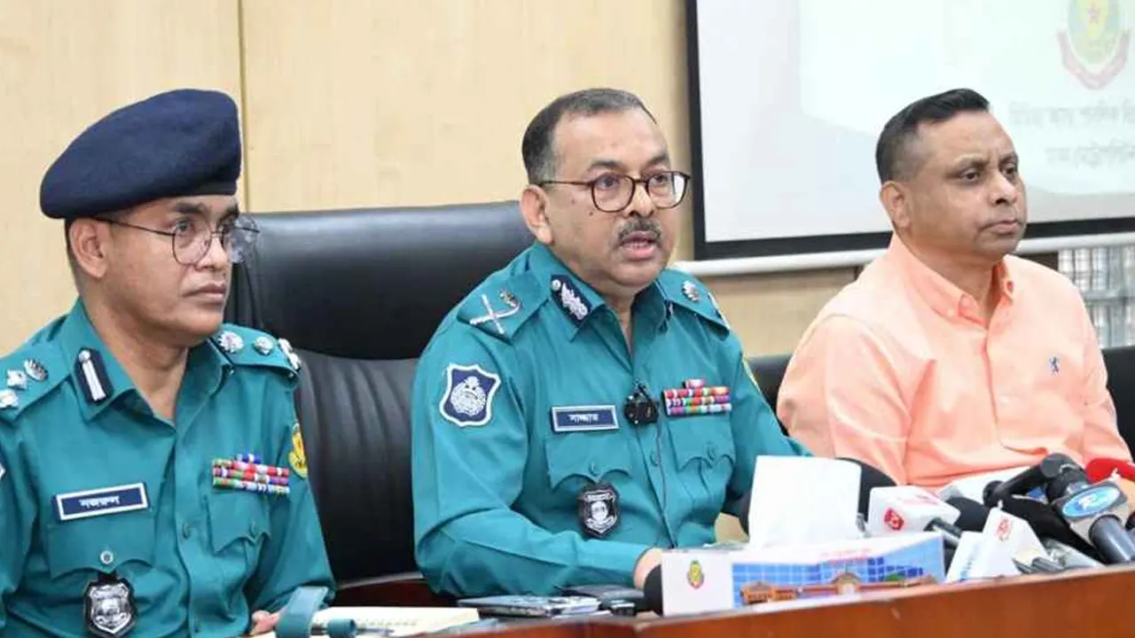 ডিএমপি মিডিয়া সেন্টারে সংবাদ সম্মেলনে ডিএমপি কমিশনার। ছবি : সংগৃহীত
