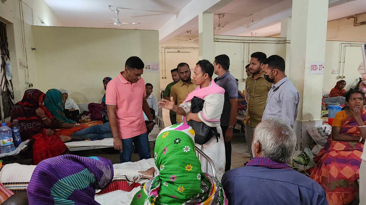 স্কুলছাত্রীকে ঠাকুরগাঁওয়ের ২৫০ শয্যা জেনারেল হাসপাতালে চিকিৎসা দেওয়া হচ্ছে। ছবি: কালবেলা