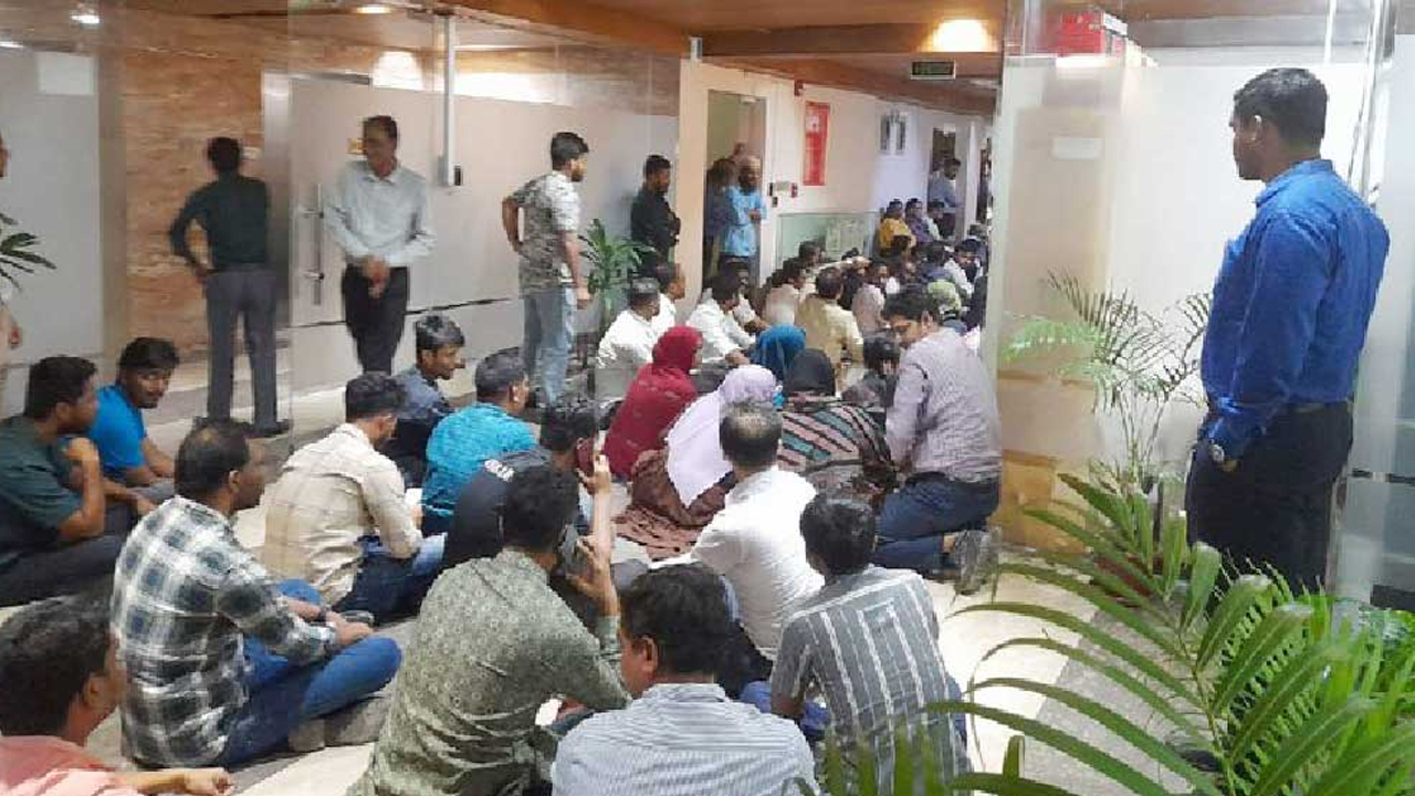 চেয়ারম্যান ও কমিশনারদের পদত্যাগের দাবিতে বিক্ষোভকালে বিএসইসি কর্মকর্তারা। পুরোনো ছবি