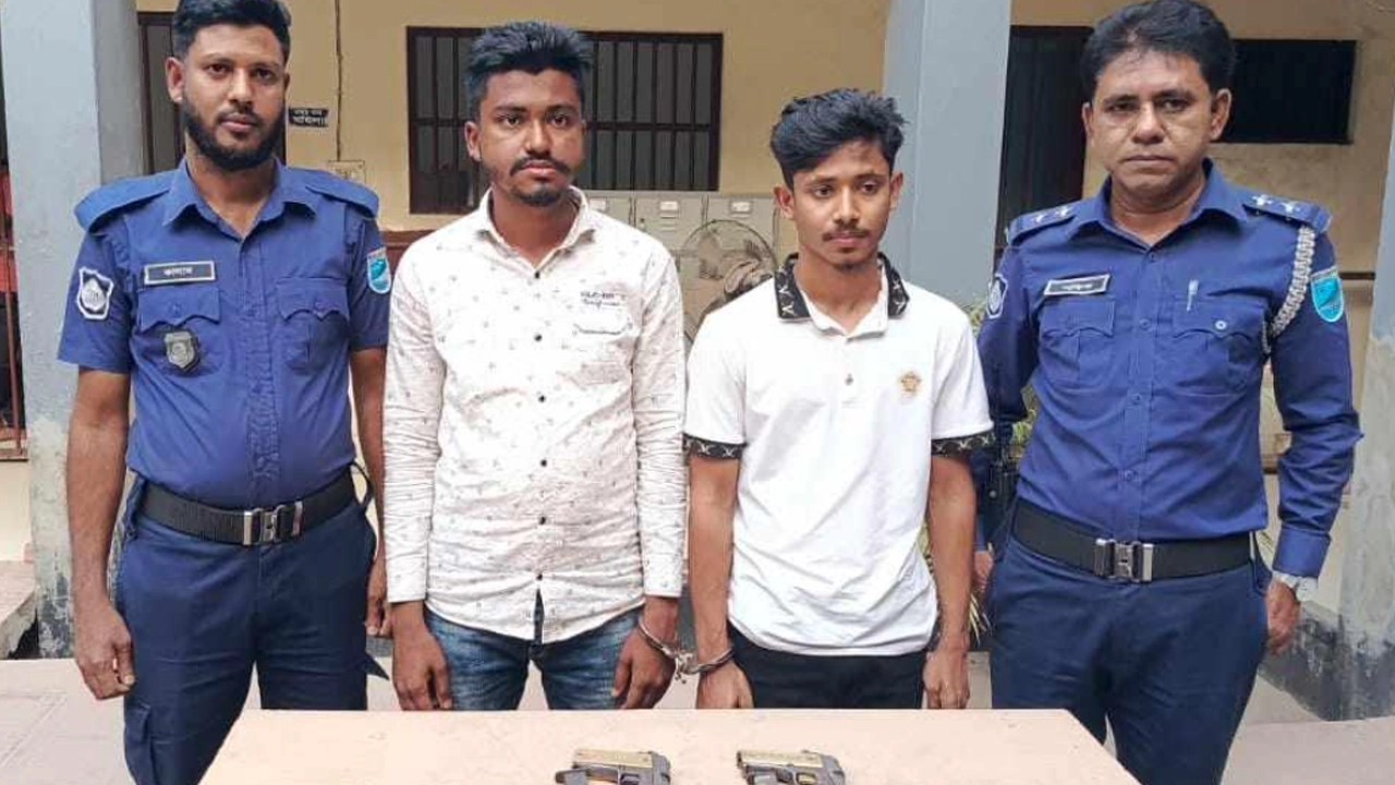 অস্ত্রসহ গ্রেপ্তার দুই যুবক। ছবি : কালবেলা