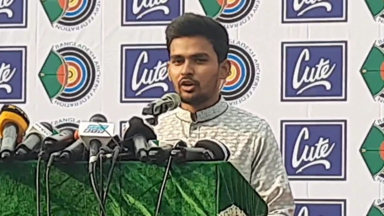 নারী দিবস আরচারি টুর্নামেন্টে যুব ও ক্রীড়া উপদেষ্টা আসিফ মাহমুদ। ছবি : কালবেলা