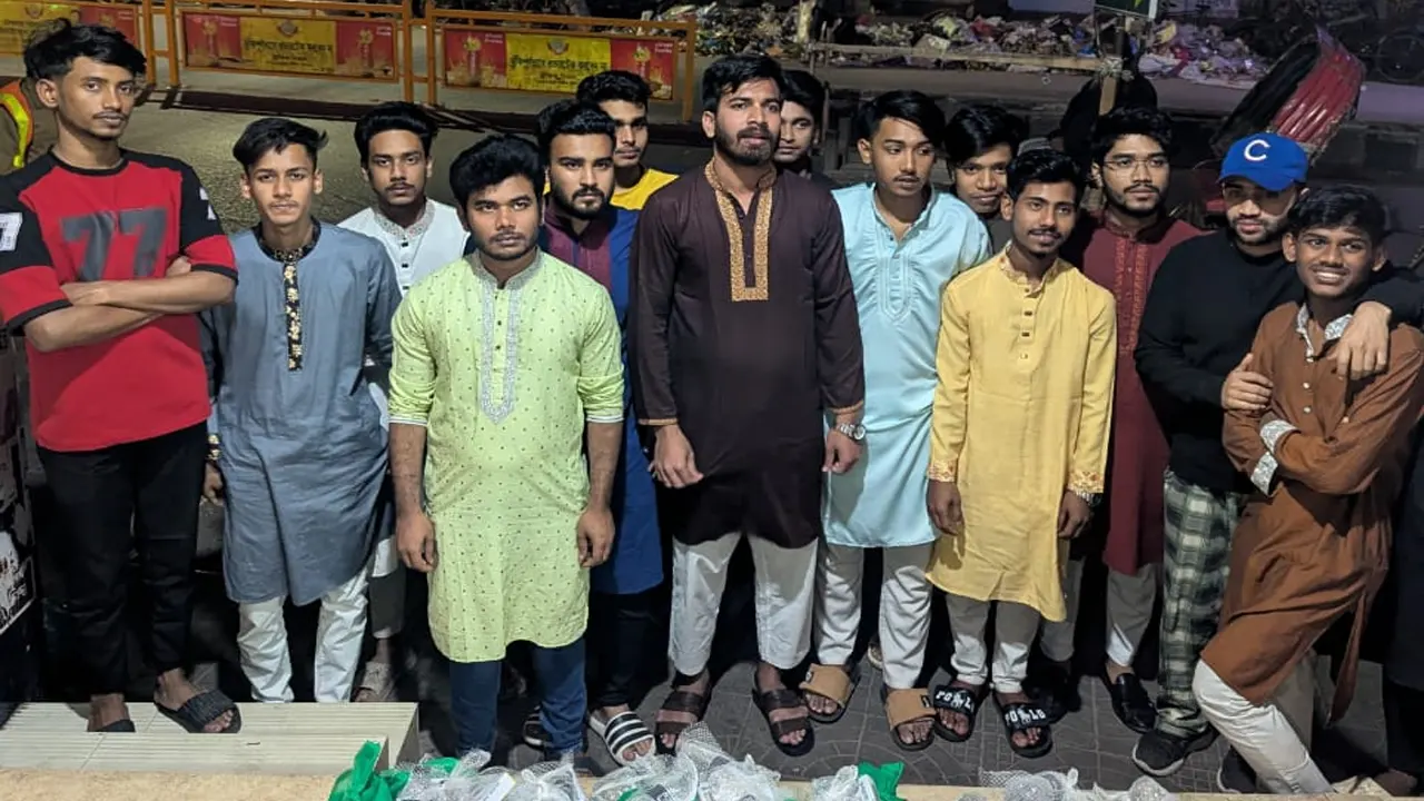 শনিবার ভোরে কলাবাগানে ছাত্রদলের সেহরি বিতরণের মূহুর্ত। সৌজন্য ছবি