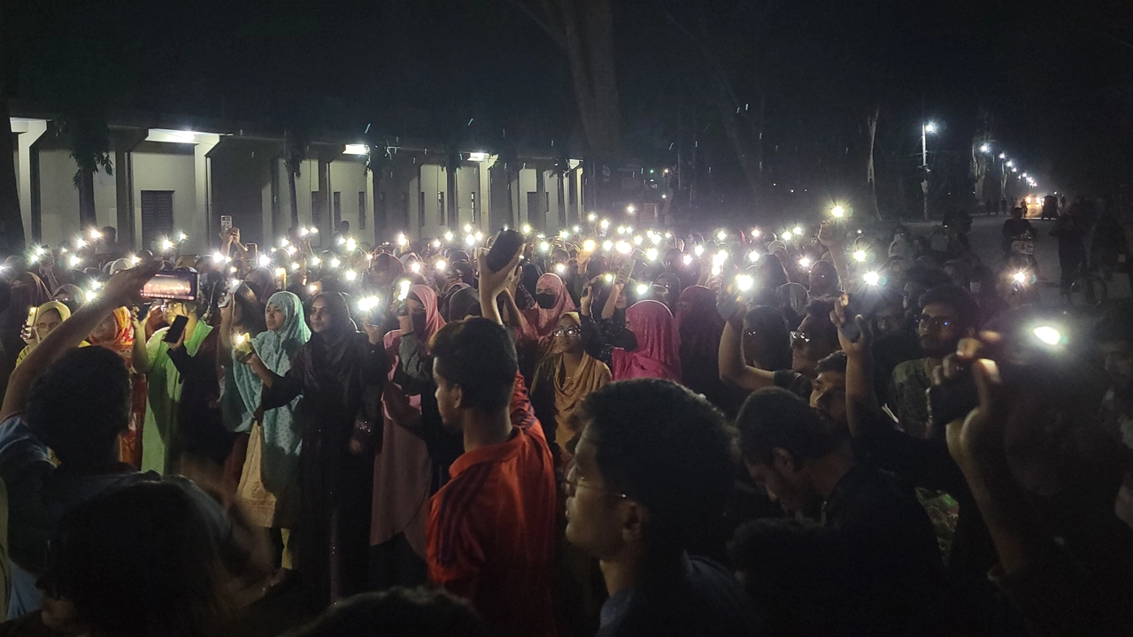ধর্ষকের সর্বোচ্চ শাস্তির দাবিতে মিছিলে নারী শিক্ষার্থীরা দলে দলে যোগ দেন। ছবি : কালবেলা