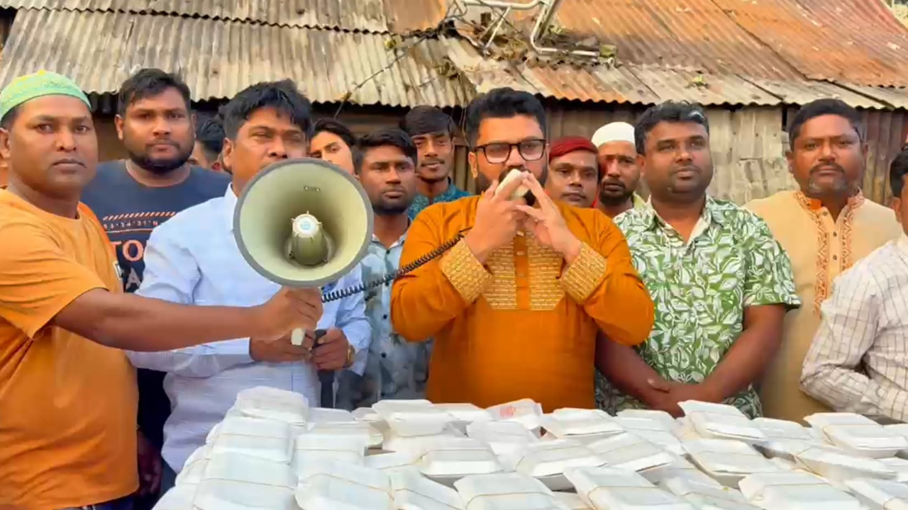 বিআরপি বস্তিতে অগ্নিকাণ্ডে ক্ষতিগ্রস্তদের মাঝে ইফতার বিতরণ করেছে যুবদল নেতা মিরাজ। ছবি : সংগৃহীত
