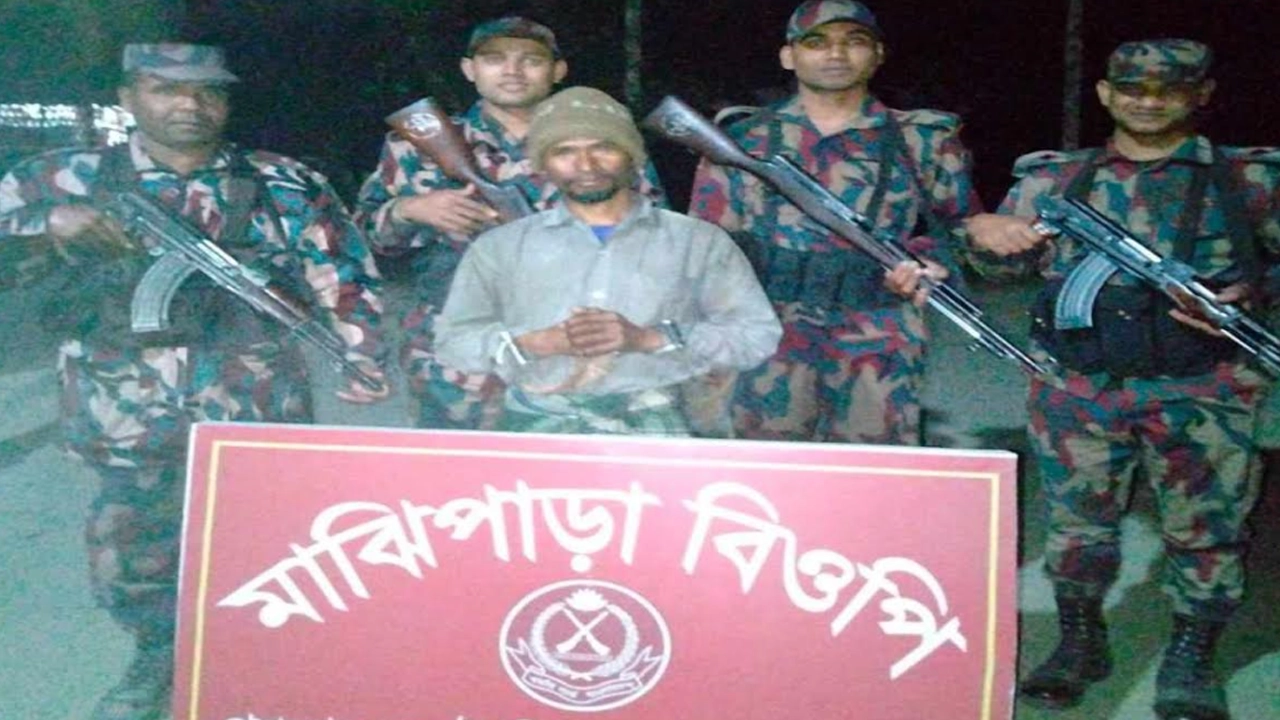 বিজিবির হাতে আটক ভারতীয় যুবক। ছবি : সংগৃহীত