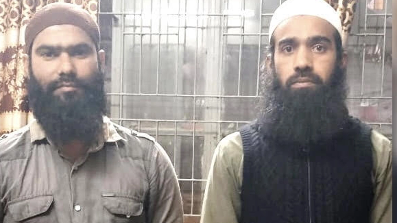 গ্রেপ্তার দুই চাঁদাবাজ। ছবি : কালবেলা