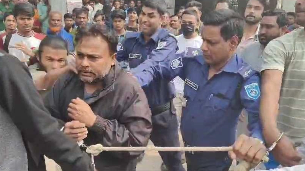ধর্ষক মোজাম্মেল হক মানিককে গণপিটুনি দিয়েছেন স্থানীয় জনতা। ছবি : কালবেলা