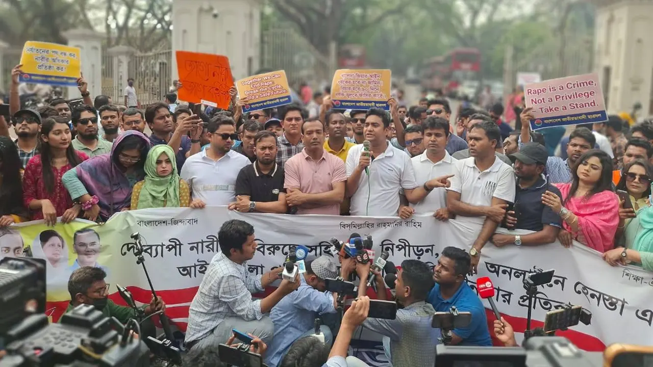 মানববন্ধন কর্মসূচিতে বক্তব্য দেন ছাত্রদল নেতারা। ছবি: কালবেলা