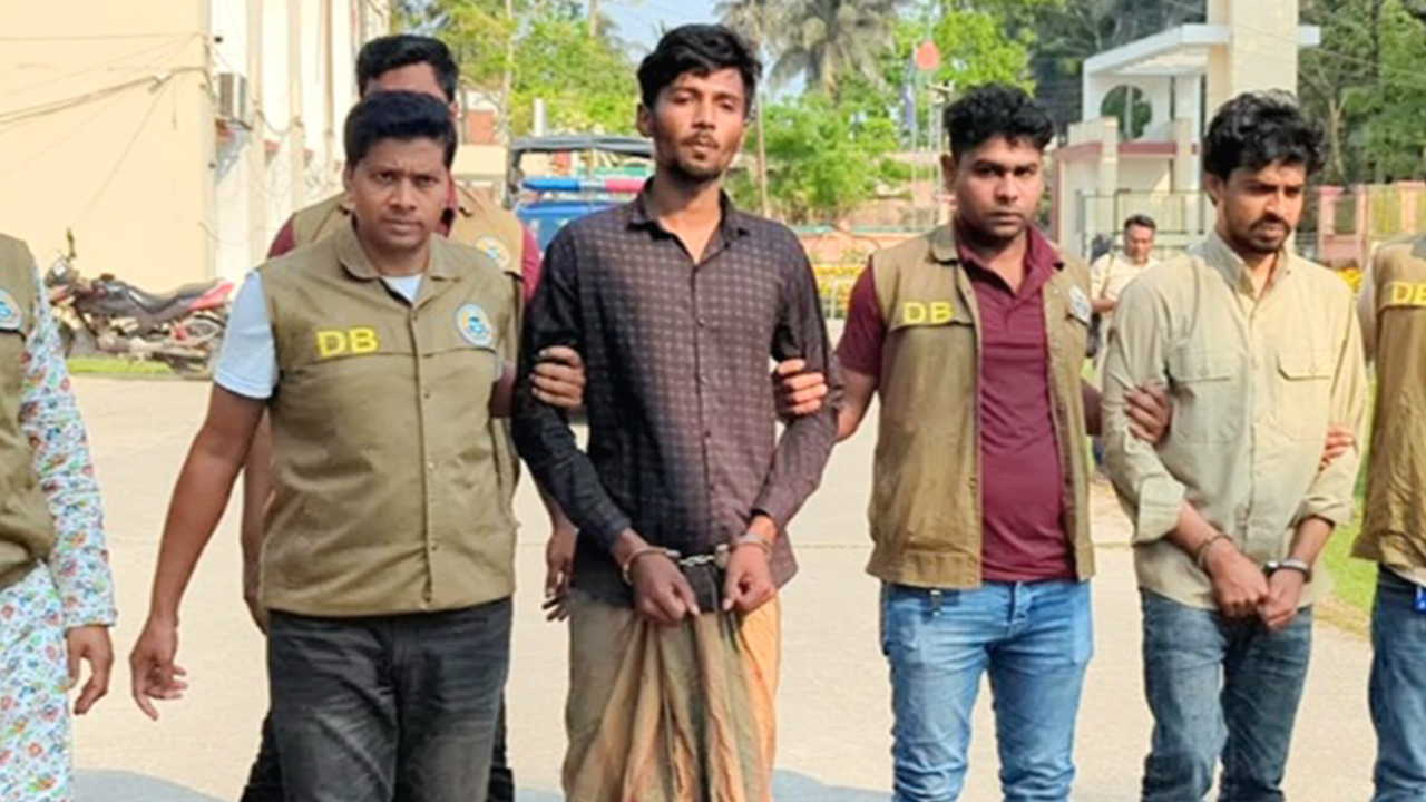কাফির বাড়িতে আগুনের ঘটনায় পুলিশের হাতে গ্রেপ্তার দুই আসামি। ছবি : কালবেলা