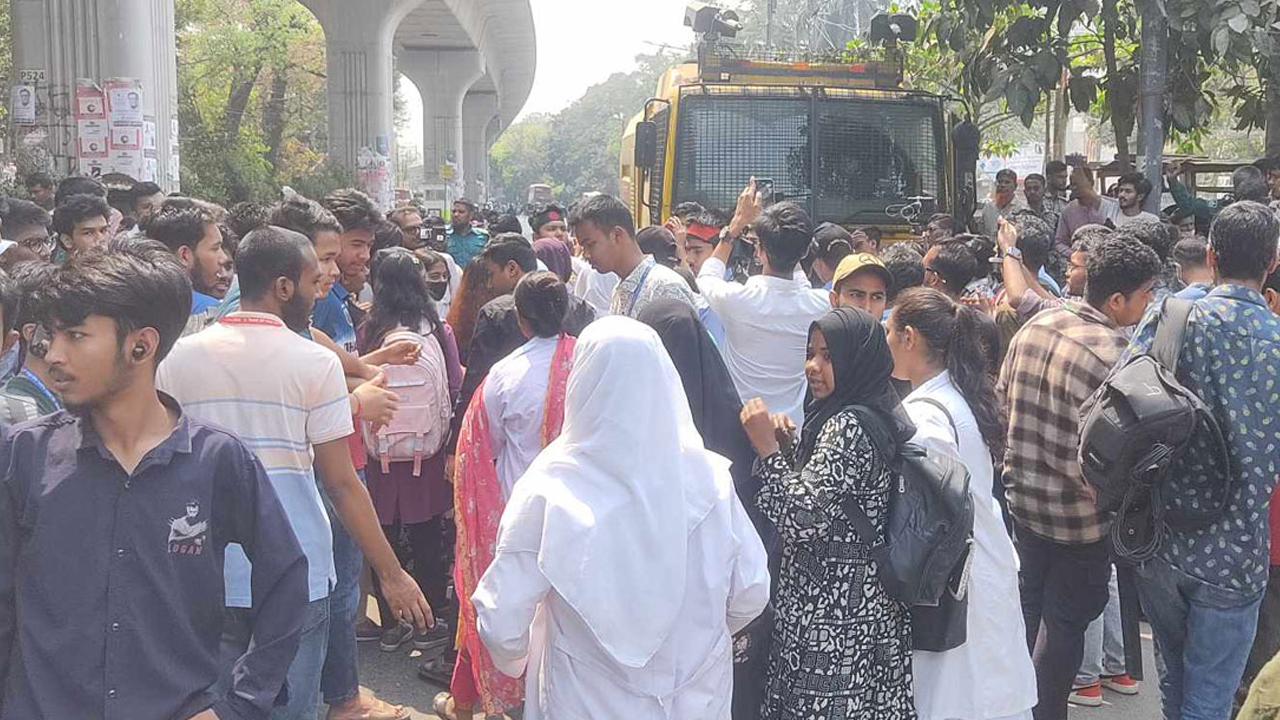 শাহবাগে শিক্ষার্থীরা। ছবি : সংগৃহীত