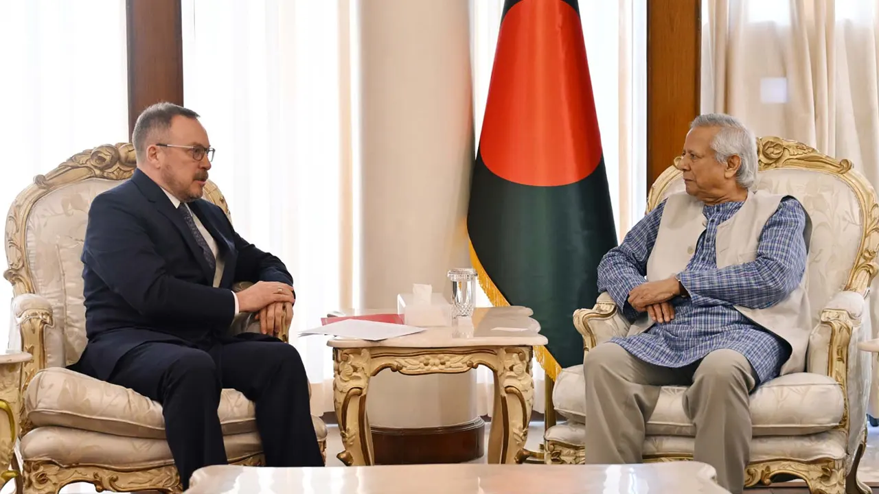 প্রধান উপদেষ্টা অধ্যাপক মুহাম্মদ ইউনূসের সঙ্গে রাশিয়ার রাষ্ট্রদূত। ছবি : সংগৃহীত