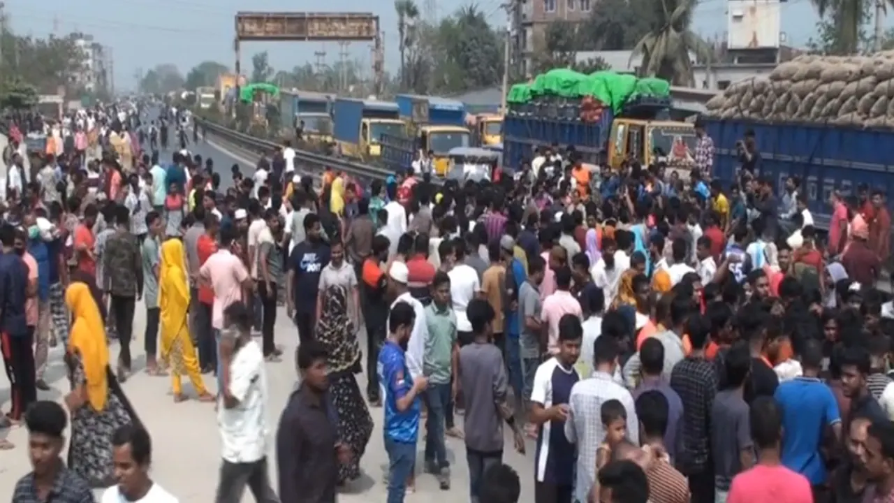 শ্রমিক মারধরকে কেন্দ্র করে গাজীপুরে নাওজোড়ে ক্যামিও ইউএসএ নিটওয়্যার কারখানায় শ্রমিক বিক্ষোভ ও সড়ক অবরোধ। ছবি : কালবেলা
