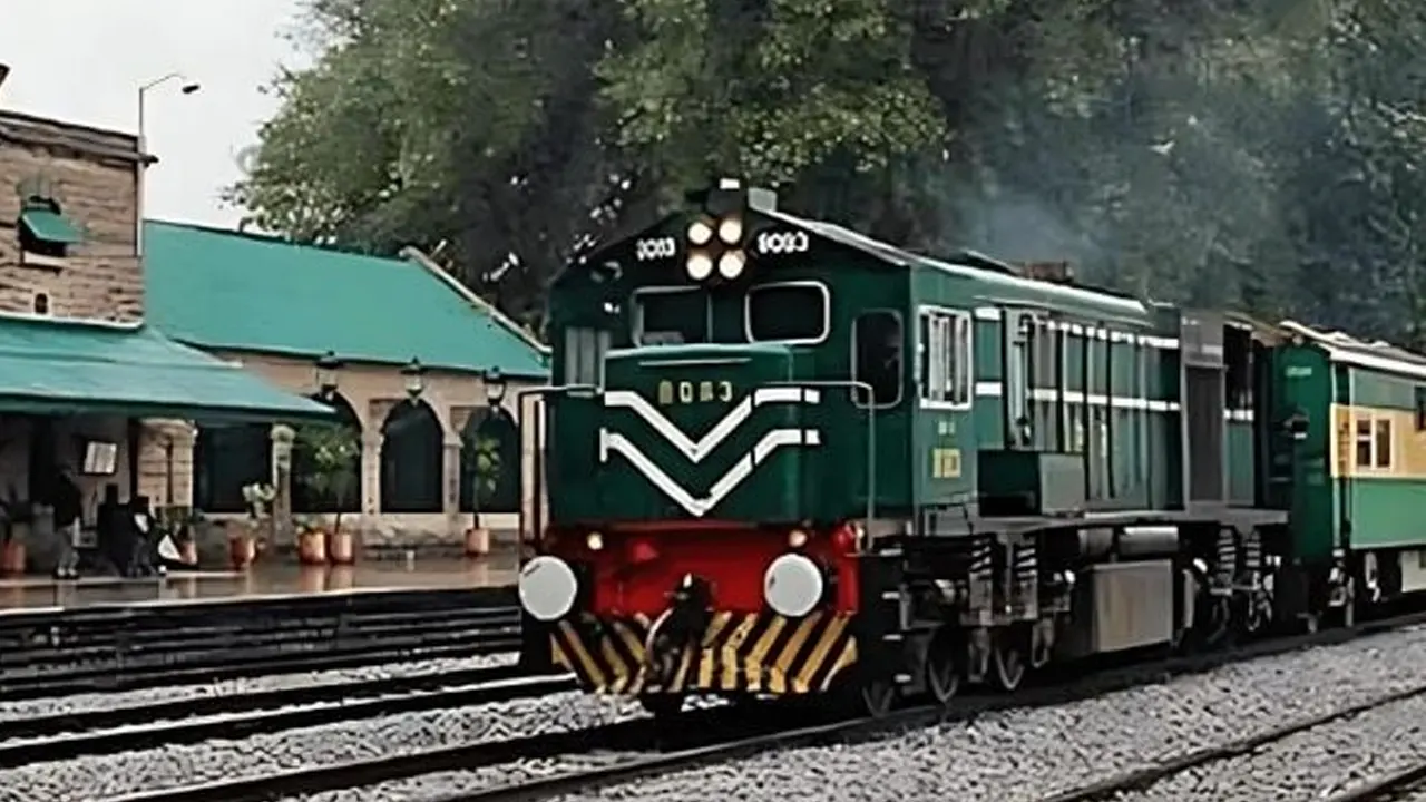 পাকিস্তানের একটি যাত্রীবাহী ট্রেন। ছবি : সংগৃহীত