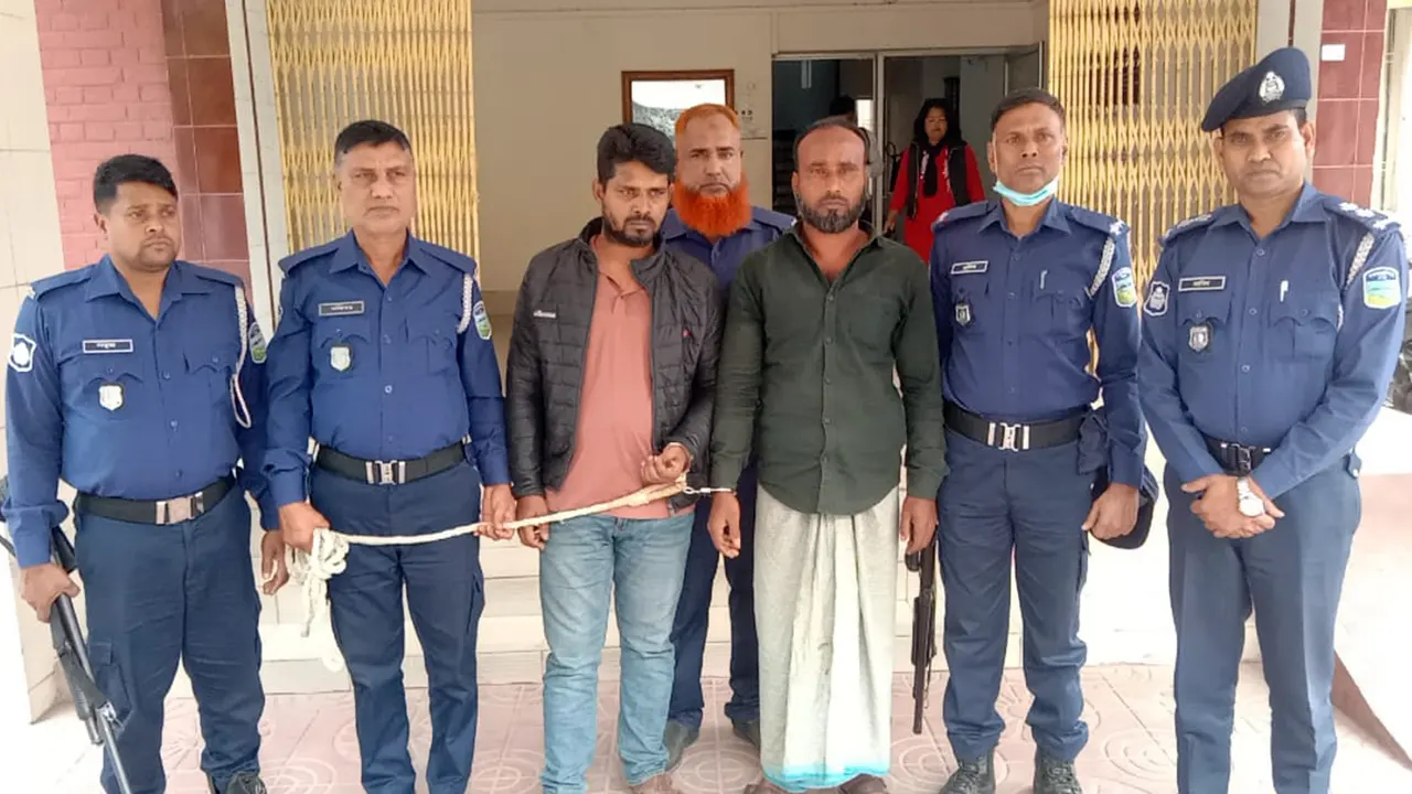 নেত্রকোনার দুর্গাপুরে খামারের গরু লুটের ঘটনায় গ্রেপ্তাররা। ছবি : কালবেলা