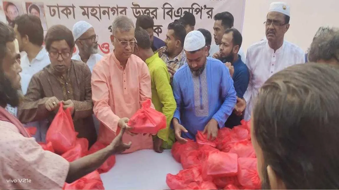 ইফতার বিতরণ করেন সাইফুল আলম নীরবসহ নেতাকর্মীরা। ছবি : কালবেলা