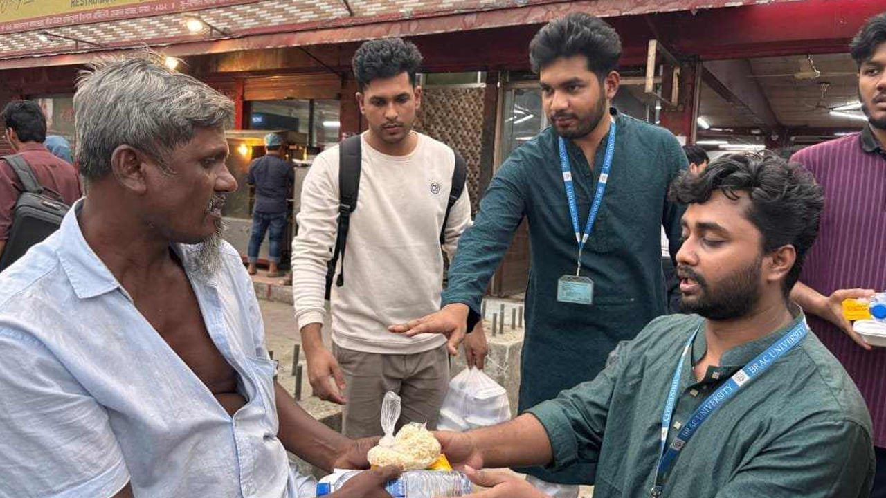 ব্র্যাক বিশ্ববিদ্যালয়ের শিক্ষার্থীদের পক্ষ থেকে শ্রমজীবী মানুষের মাঝে ইফতার বিতরণ। ছবি : কালবেলা