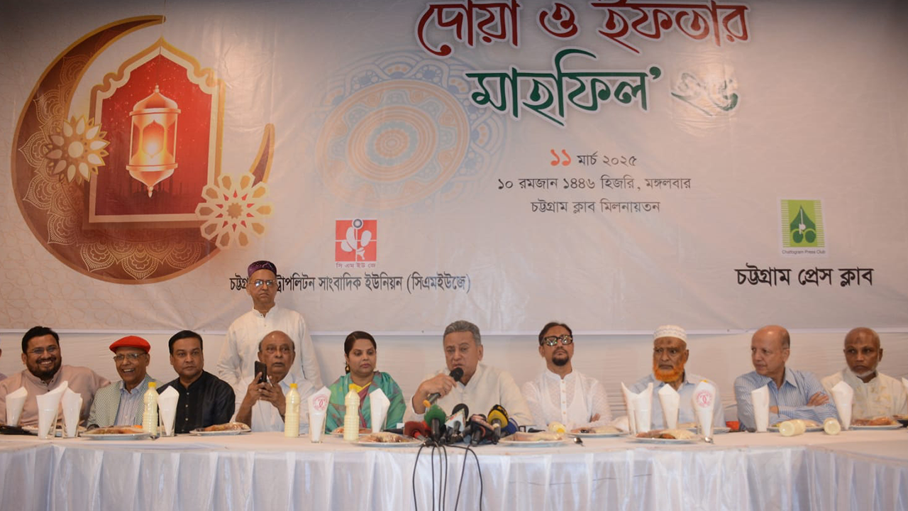 চট্টগ্রাম ক্লাবে দোয়া ও ইফতার মাহফিলে বক্তব্য দেন আমীর খসরু। ছবি : কালবেলা