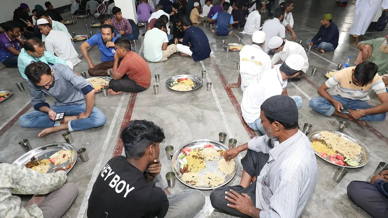 বগুড়ায় এক ছাদের নিচে প্রতিদিন বিনামূল্যে ৬০০-৭০০ রোজাদার মুসল্লি ইফতার করছেন। ছবি : কালবেলা