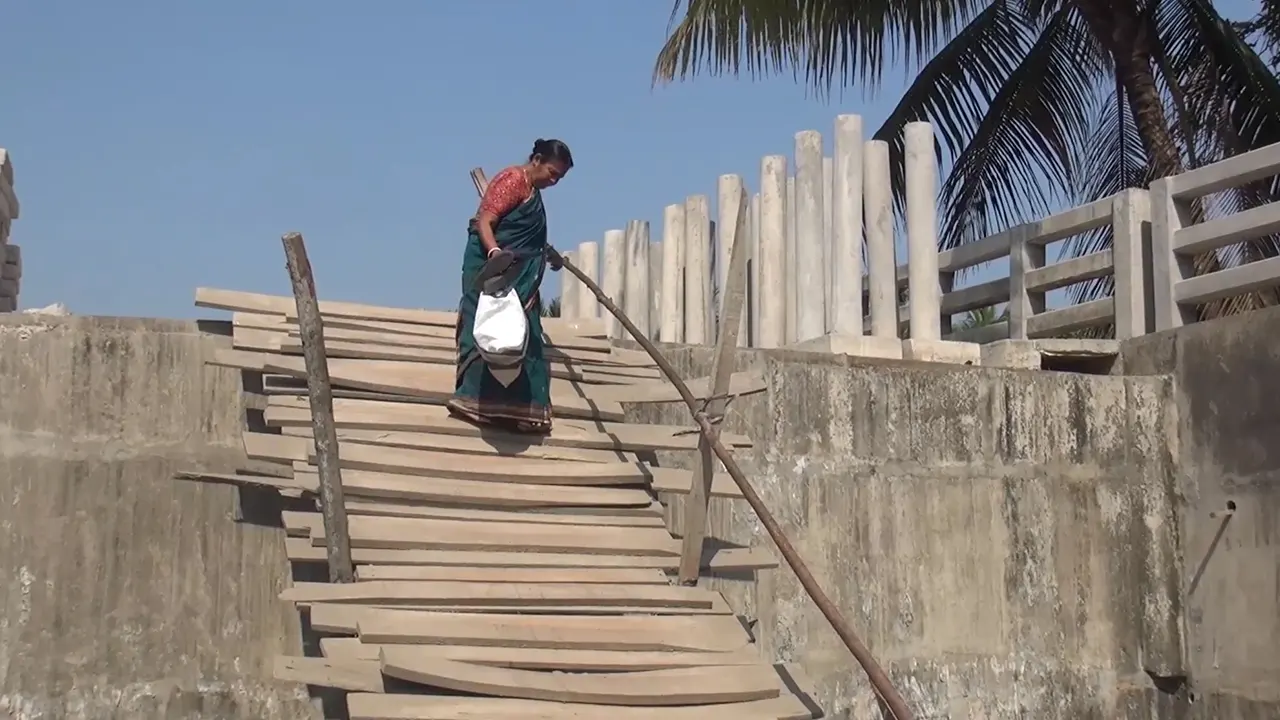 পিরোজপুরের নেছারাবাদের দৈহারী ইউনিয়নে একটি খালের ওপর নির্মিত সেতু পার হতে হয় মই দিয়ে। ছবি : কালবেলা