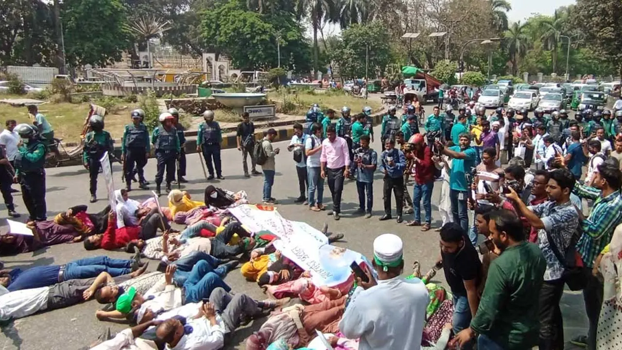 প্রধান উপদেষ্টার বাসভবনের সামনে শিক্ষকদের অবস্থান। ছবি: সংগৃহীত