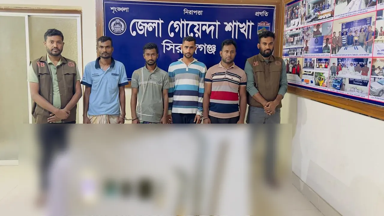 জামায়াত নেতাদের মাইক্রোবাসে ডাকাতির ঘটনায় গ্রেপ্তার ৪। ছবি : কালবেলা