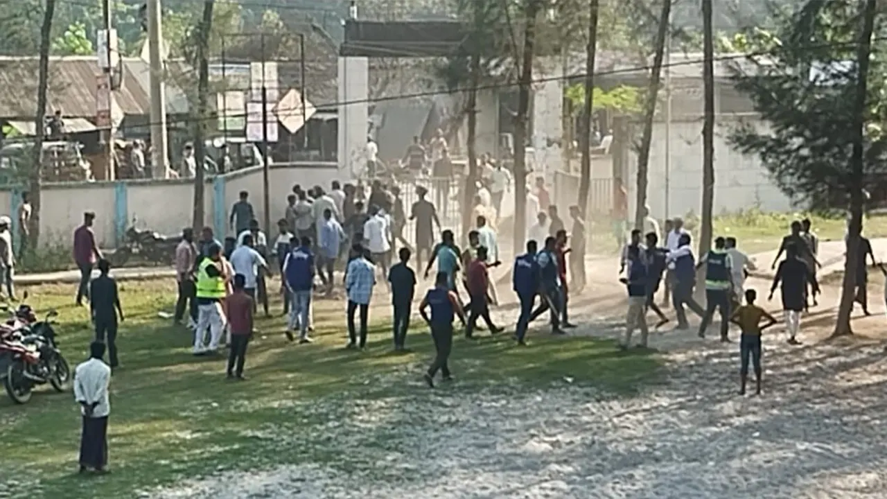 কবিরহাট ইউএনও কার্যালয়ের সামনে সংঘর্ষে জড়ায় বিএনপির দুপক্ষ। ছবি : কালবেলা   