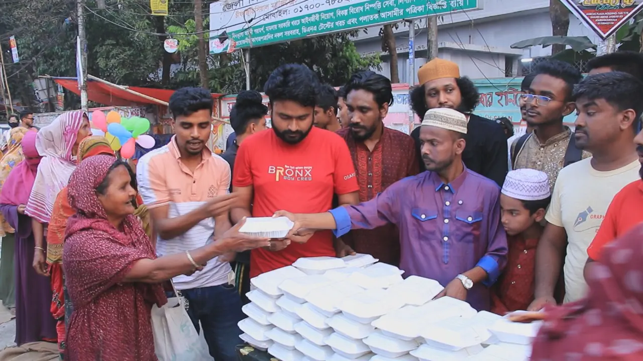 এক টাকায় ইফতার বিক্রি করেন হিরো আলম। ছবি : কালবেলা