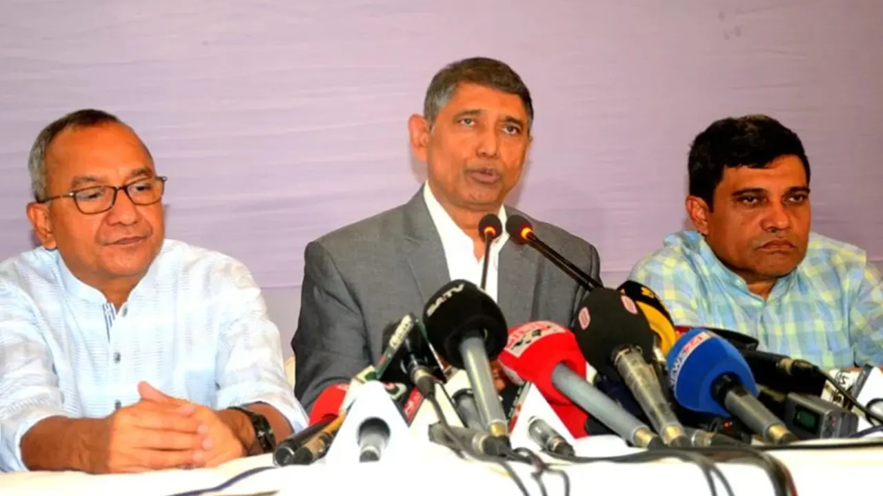 সভায় কথা বলেন আহমেদ আজম খান। ছবি : কালবেলা