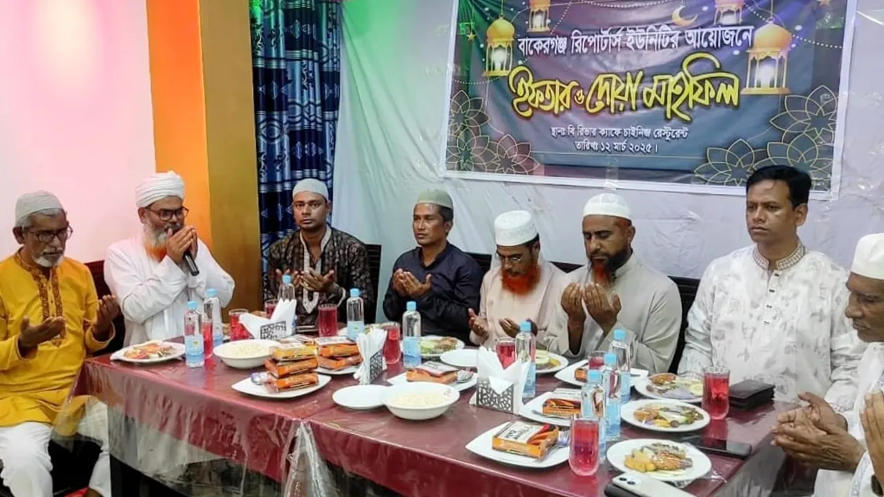 বাকেরগঞ্জ রিপোর্টার্স ইউনিটির ইফতারে অংশগ্রহণকারীরা। ছবি : কালবেলা