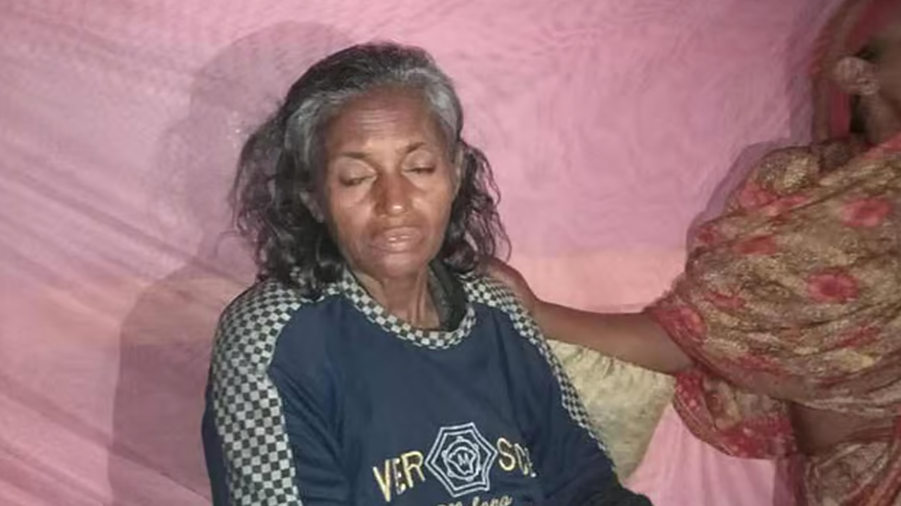 গাছের ডাল থেকে উদ্ধার বৃদ্ধা নারী। ছবি : সংগৃহীত