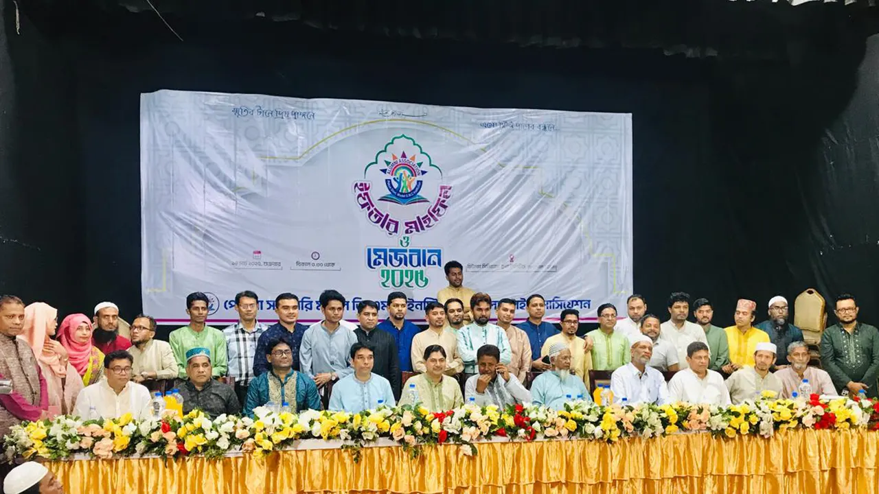 শতবর্ষী পেকুয়া জিএমসি ইনস্টিটিউটের অ্যালামনাইর ইফতার-মেজবানে অংশগ্রহণকারীরা। ছবি : কালবেলা