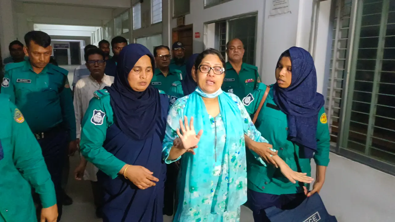 গ্রেপ্তার ব্যবসায়ী লিপি খান ভরসা। ছবি : কালবেলা
