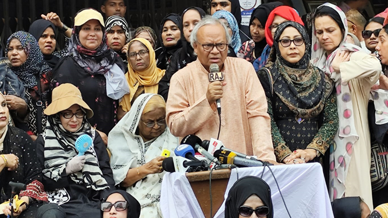 নয়া পল্টনে সমাবেশে বিএনপির সিনিয়র যুগ্ম মহাসচিব রুহুল কবির রিজভী। ছবি : সংগৃহীত